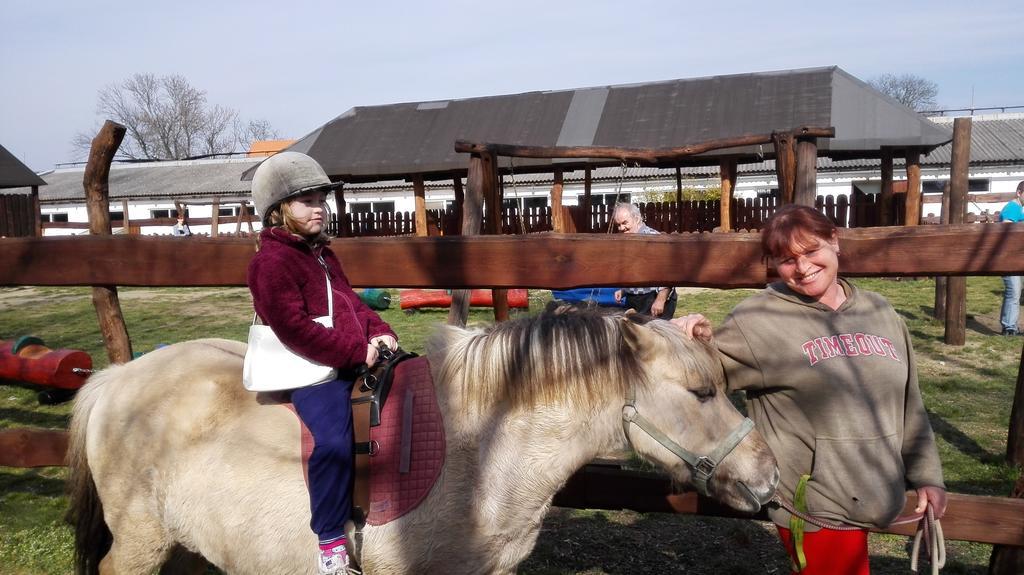 Zoopark Zelcin Villa Melnik Bagian luar foto