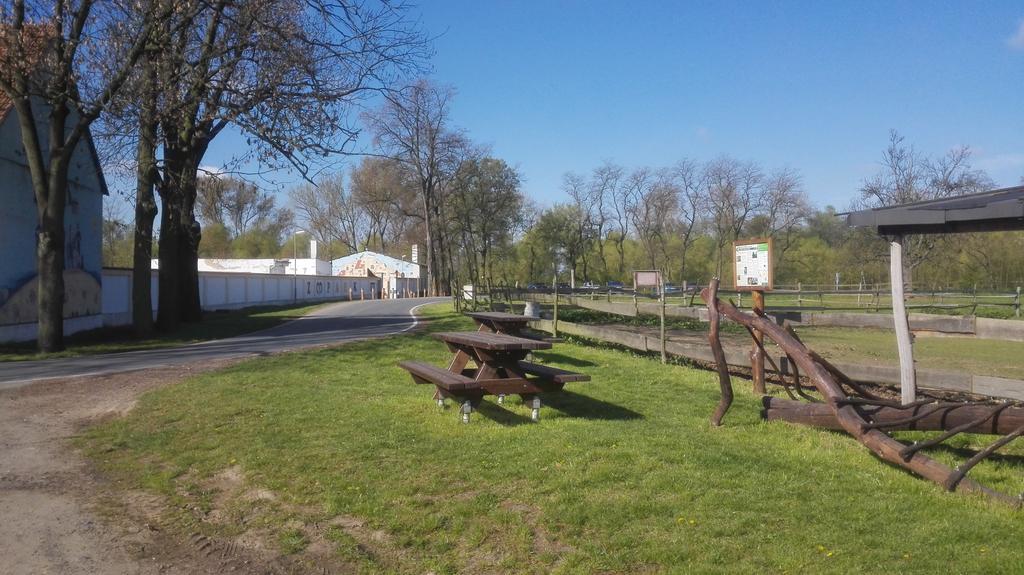 Zoopark Zelcin Villa Melnik Bagian luar foto