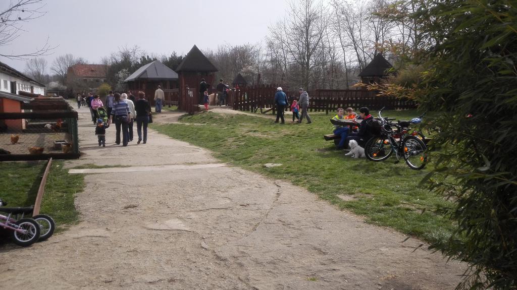 Zoopark Zelcin Villa Melnik Bagian luar foto